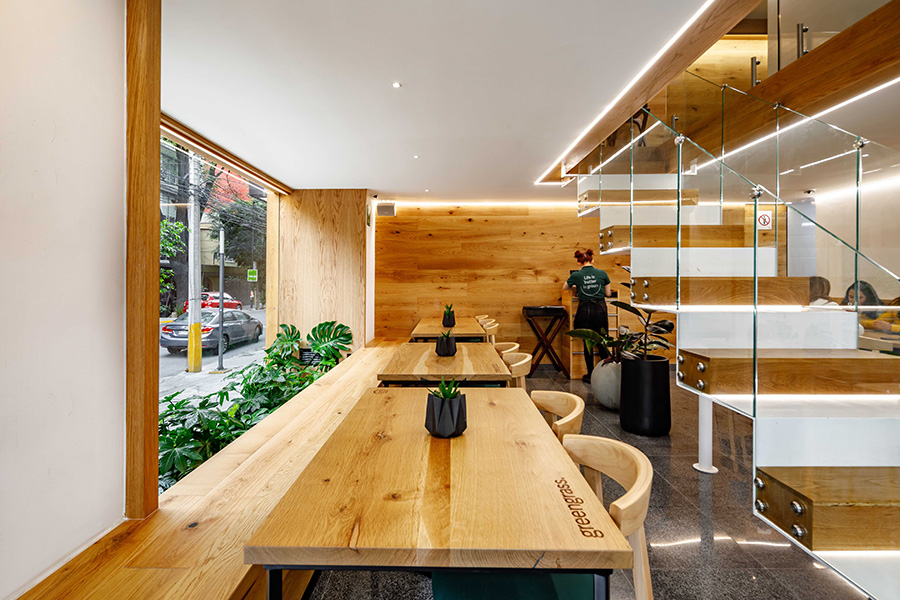 به عنوان نقطه شروع جهت ایده هایی برای طراحی رستوران با چوب، طراحان از یک پالت از مواد و متریال بومی طراحی کردند. فضایی سبز همچون ماهیت این رستوران که غذاهای گیاهی و ارگانیک می باشد.